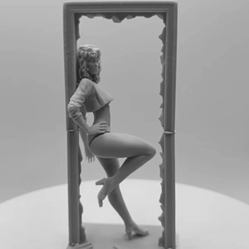 1/24 Lisa Pinup, Resin Model Figure Kit, Unassembled and Unpainted