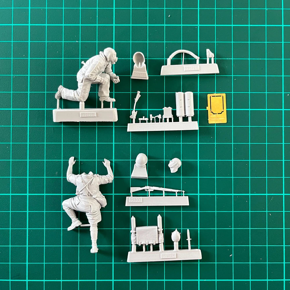 1/35 Modern Desert Infantry Squad, 2 Figures, Resin Model Figure Kit, Unassembled and Unpainted