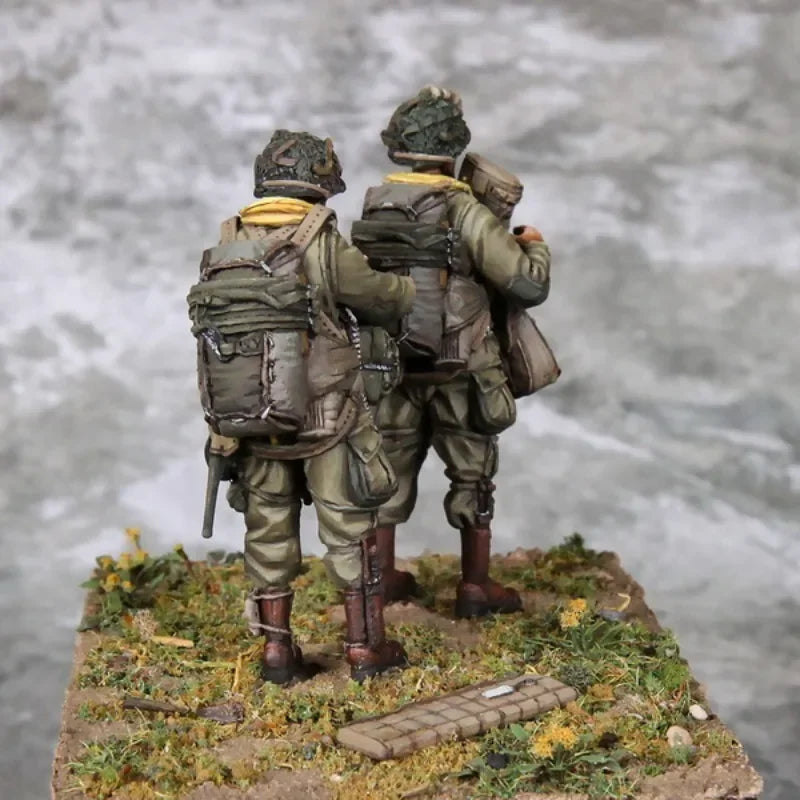 1/35 WWII US 101st Airborne Radio Operator, 2 Figures, Resin Model Figure Kit, Unassembled and Unpainted