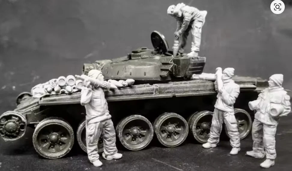 1/35 WWII Soviet Tank Crew Ammunition Loading, 5 Figures, Resin Model Figure Kit, Unassembled and Unpainted