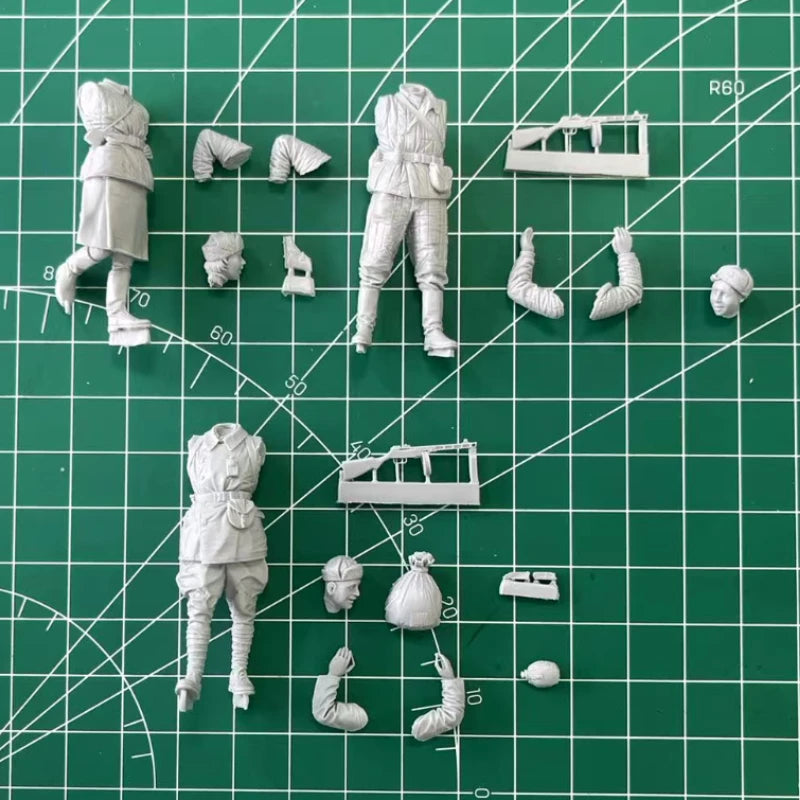 1/35 WWII Soviet Infantry Dancing in Mixed Uniforms, 3 Figures, Resin Model Figure Kit, Unassembled and Unpainted