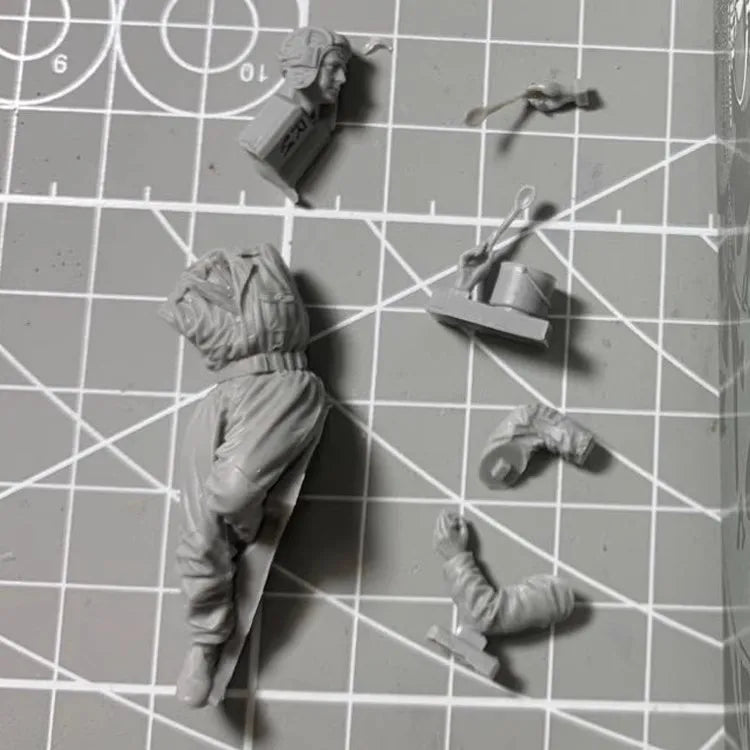 1/35 Civilian Mechanic Leaning Forward, Resin Model Figure Kit, Historical Theme, Unassembled and Unpainted