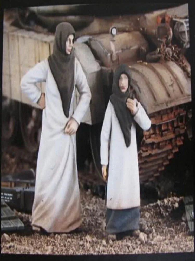 1/35 Colonial Arab Street Scene with Soldiers, 4 Figures, Resin Model Figure Kit, Unassembled and Unpainted