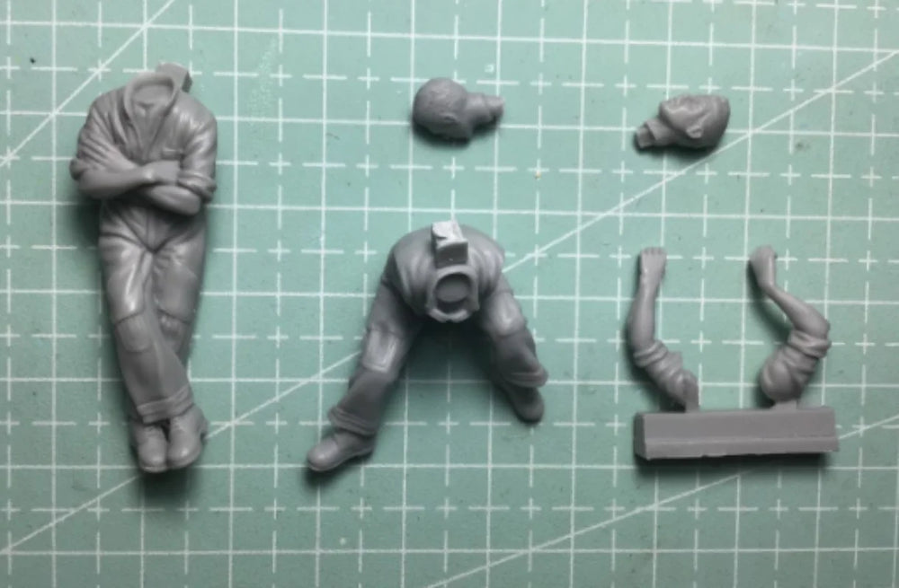 1/35 WWII German Panzer Crew with Reclining Gunner, 2 Figures, Resin Model Figure Kit, Unassembled and Unpainted