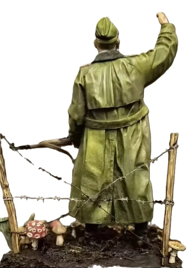 1/16 WWI German Soldier with Raised Arm and Rifle, Resin Model Figure Kit, Unassembled and Unpainted