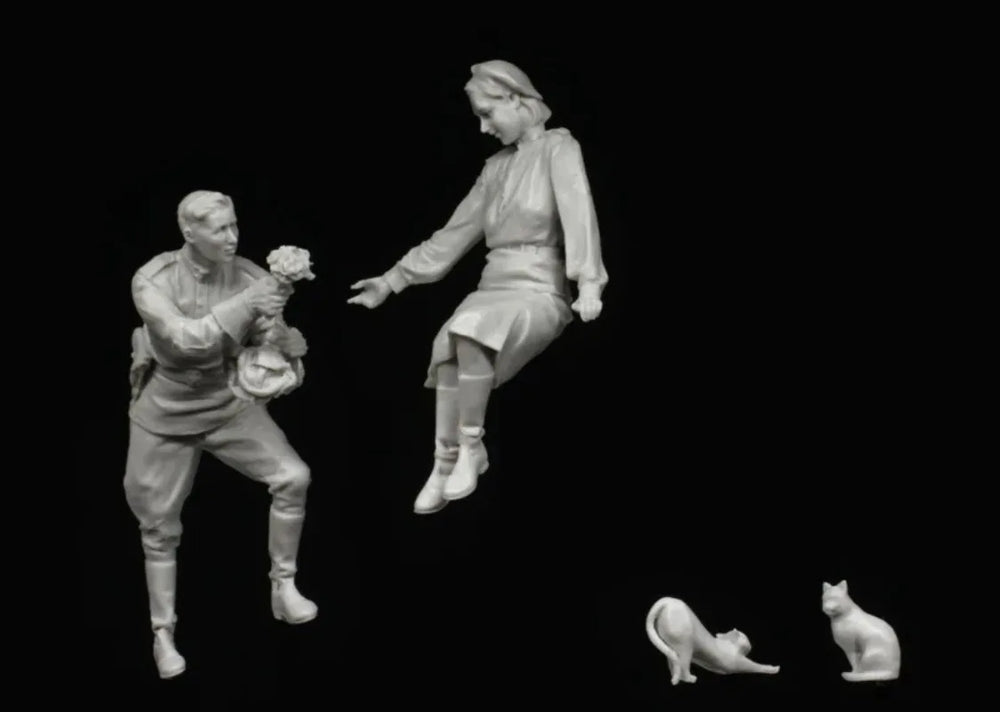 1/35 WWII Soviet Soldier Couple, 2 Figures, Resin Model Figure Kit, Unassembled and Unpainted