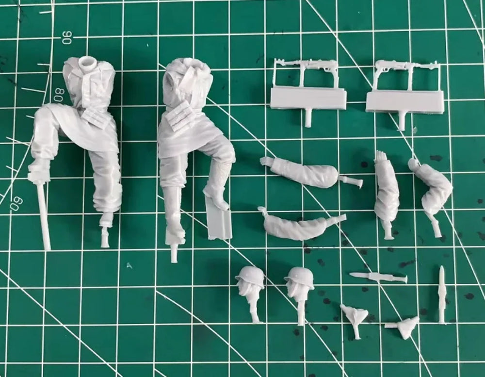 1/35 WWII German Infantry Conferring with Rifles, 2 Figures, Resin Model Figure Kit, Unassembled and Unpainted
