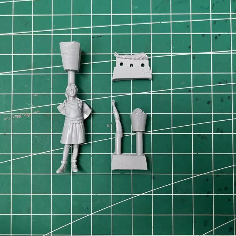 1/35 WWII European Refugee Girl, Resin Model Figure Kit, Unassembled and Unpainted