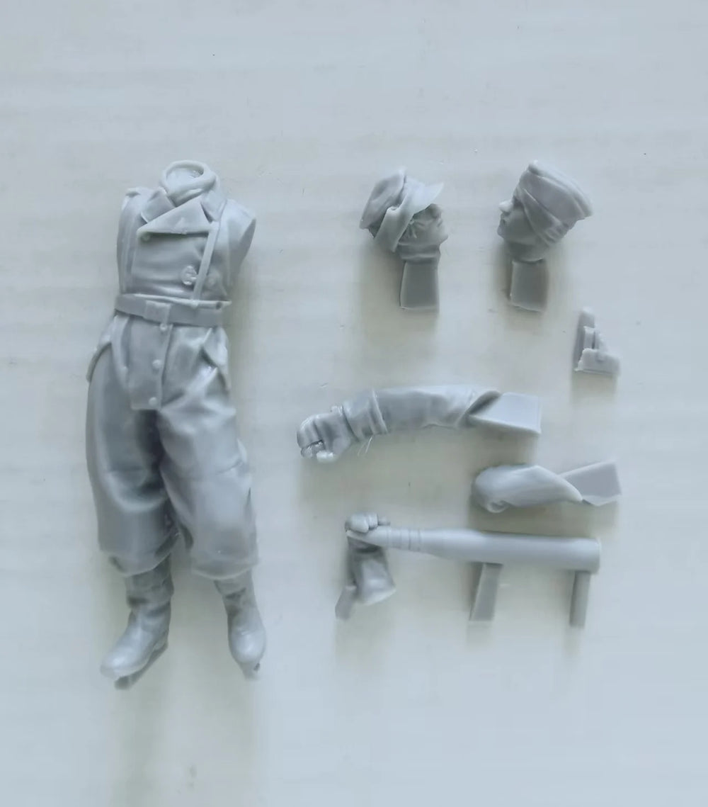1/35 WWII German Officers in Splinter Camouflage, 2 Figures, Resin Model Figure Kit, Unassembled and Unpainted