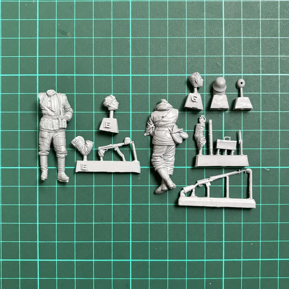 1/35 WWII Soviet Vs German Soldiers, 2 Figures, Resin Model Diorama Kit, Unassembled and Unpainted