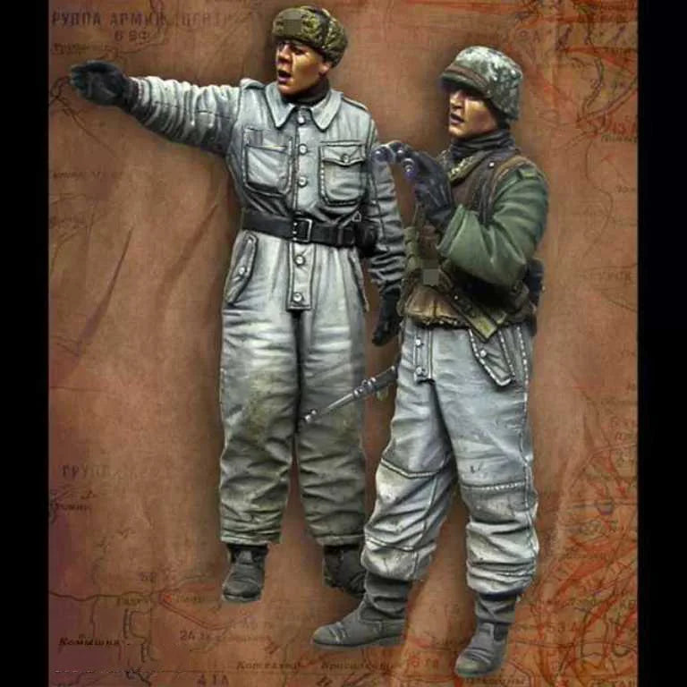 1/35 WWII Soviet Officer Pointing with Infantryman, 2 Figures, Resin Model Figure Kit, Unassembled and Unpainted