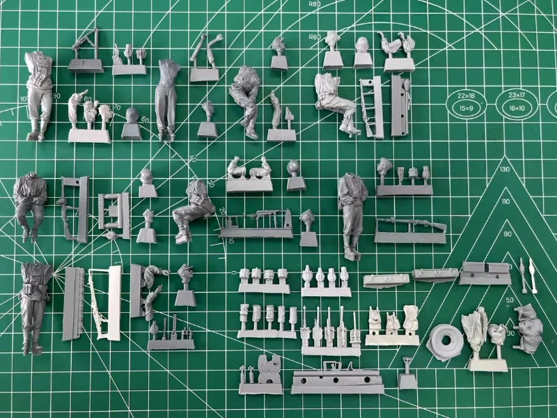1/35 WWII German Half-Track Crew, 8 Figures, Resin Model Figure Kit, Unassembled and Unpainted