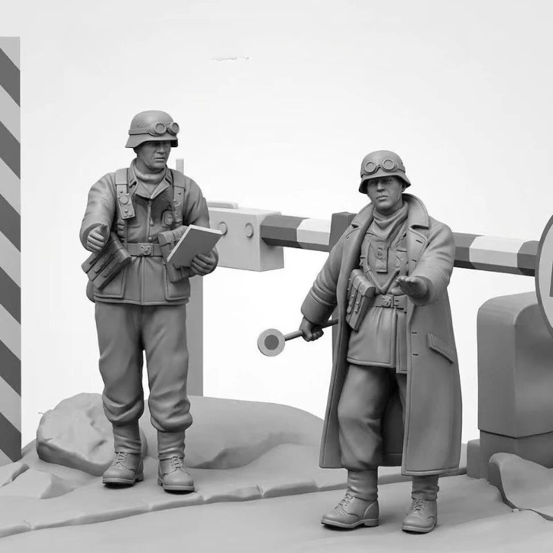 1/35 WWII German Winter Soldier & Officer, 2 Figures, Resin Model Figure Kit, Unassembled and Unpainted