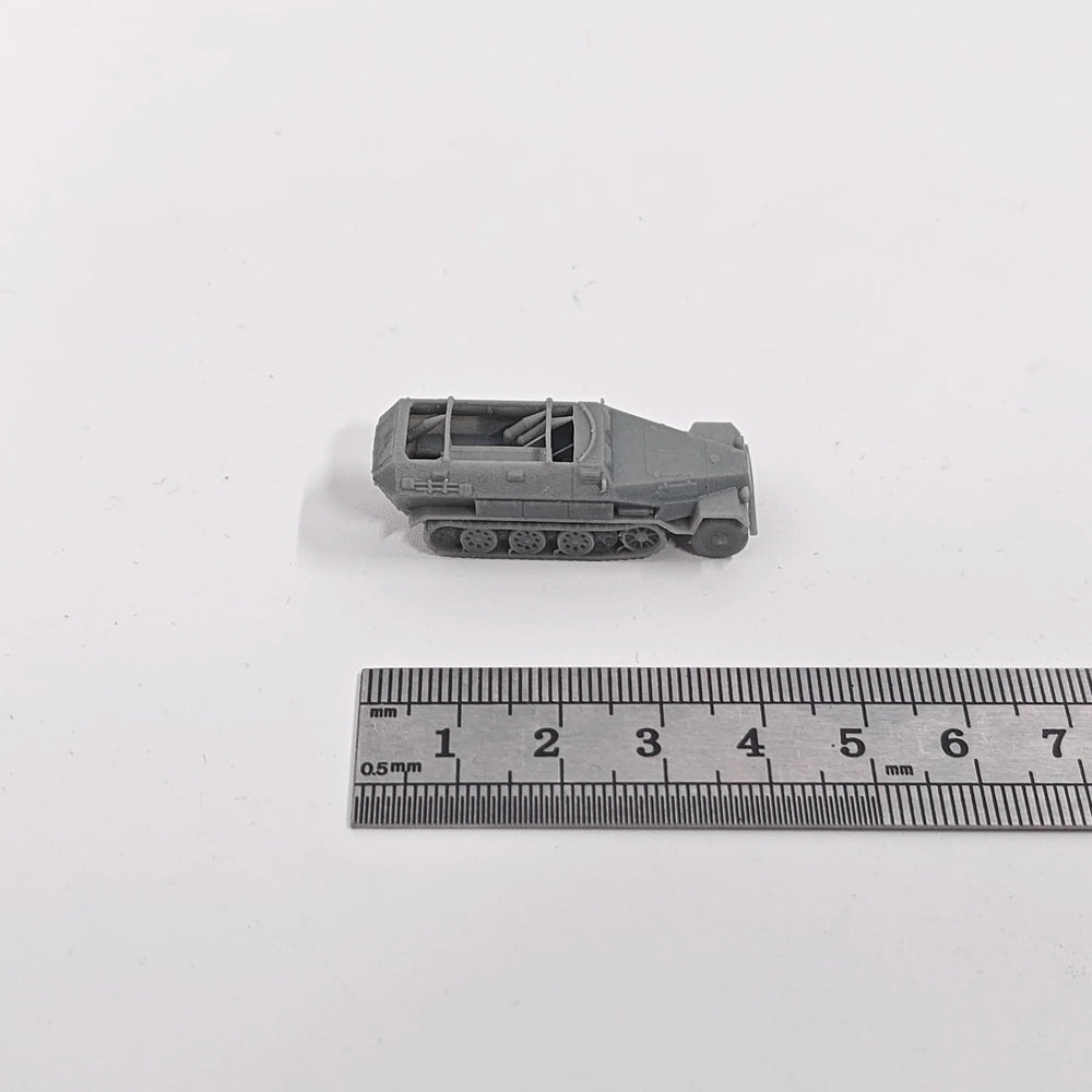 1/144 WWII German SdKfz.251/8 Krankenpanzerwagen, Resin Model Vehicle Kit, Unassembled and Unpainted