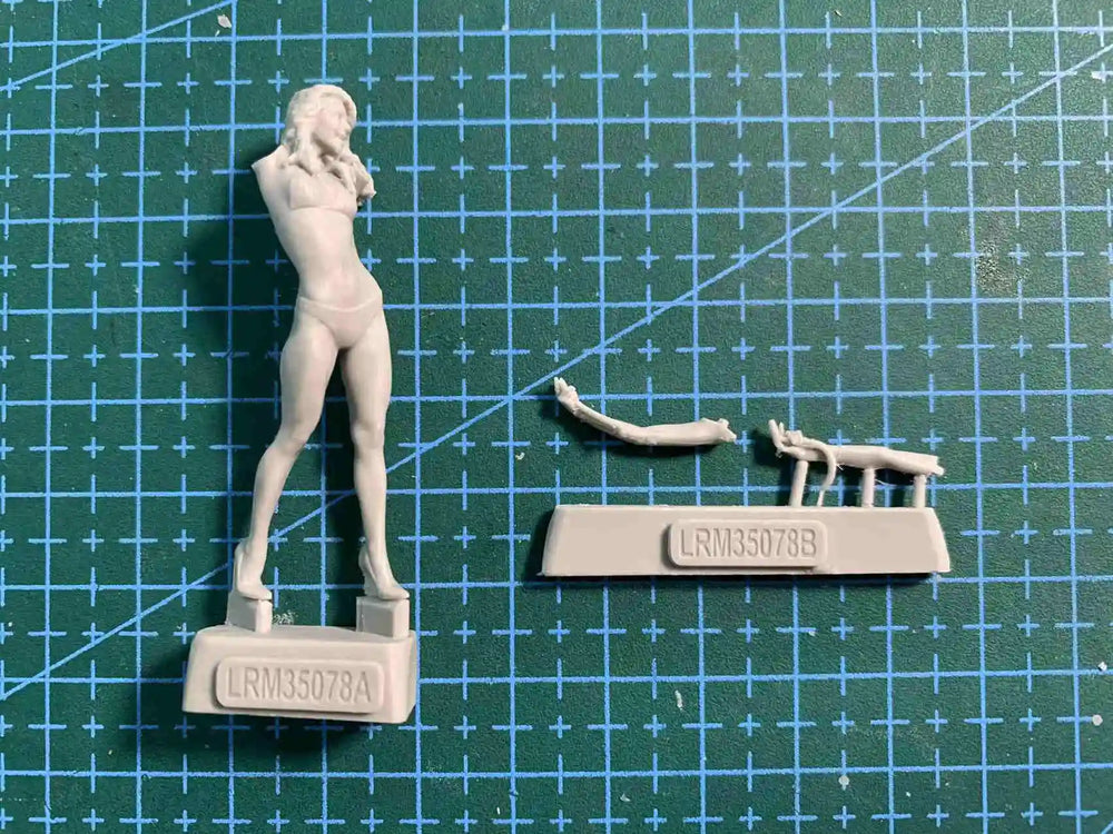 1/35 Female Bathing, Resin Model Figure Kit, Unassembled and Unpainted
