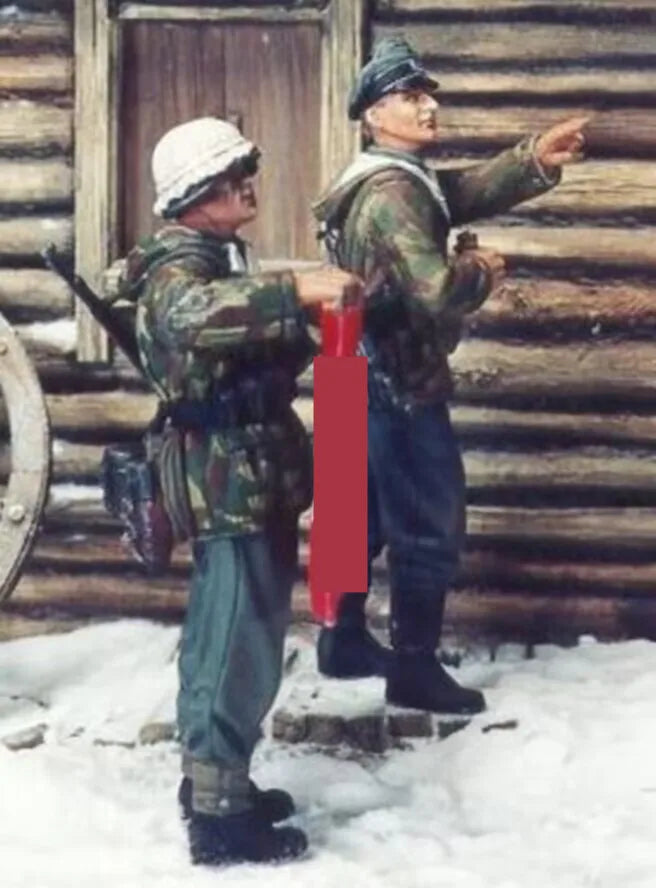 1/35 WWII German Officer Pointing with Soldier, Resin Model Figure Kit, Unassembled and Unpainted