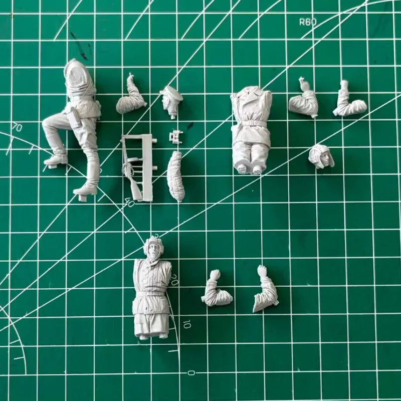 1/35 WWII Soviet Tanker Crew, 3 Figures, Resin Model Figure Kit, Unassembled and Unpainted