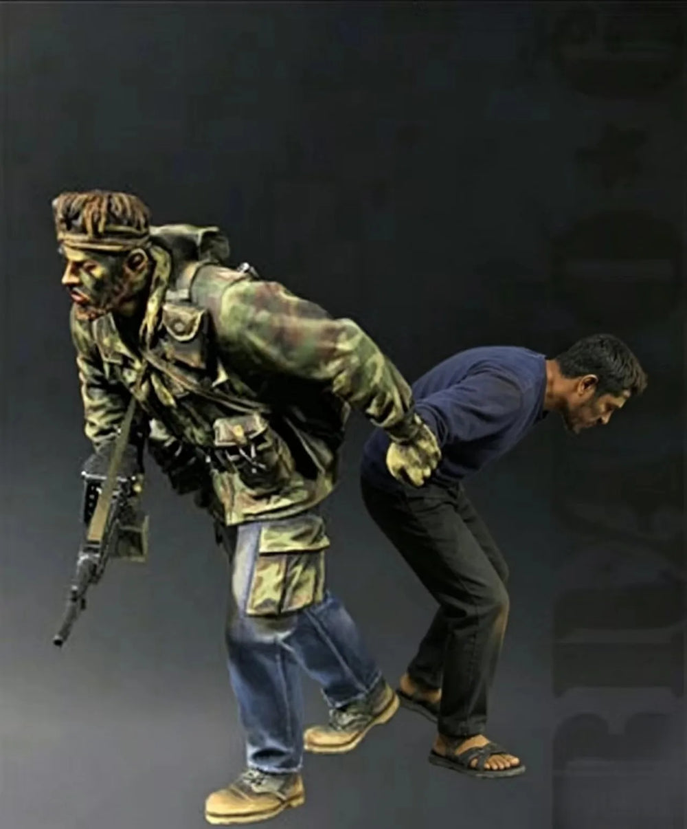 1/35 Modern Tactical Soldiers with Captives, 2 Figures, Resin Model Figure Kit, Unassembled and Unpainted