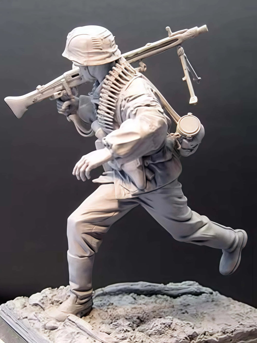 1/16 WWI British Infantryman Charging with Rifle, Resin Model Figure Kit, Unassembled and Unpainted