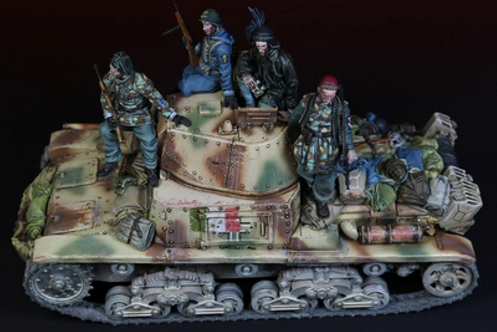 1/35 WWII Tank with Soldiers, 4 Figures, Resin Model Diorama Kit, Unassembled and Unpainted