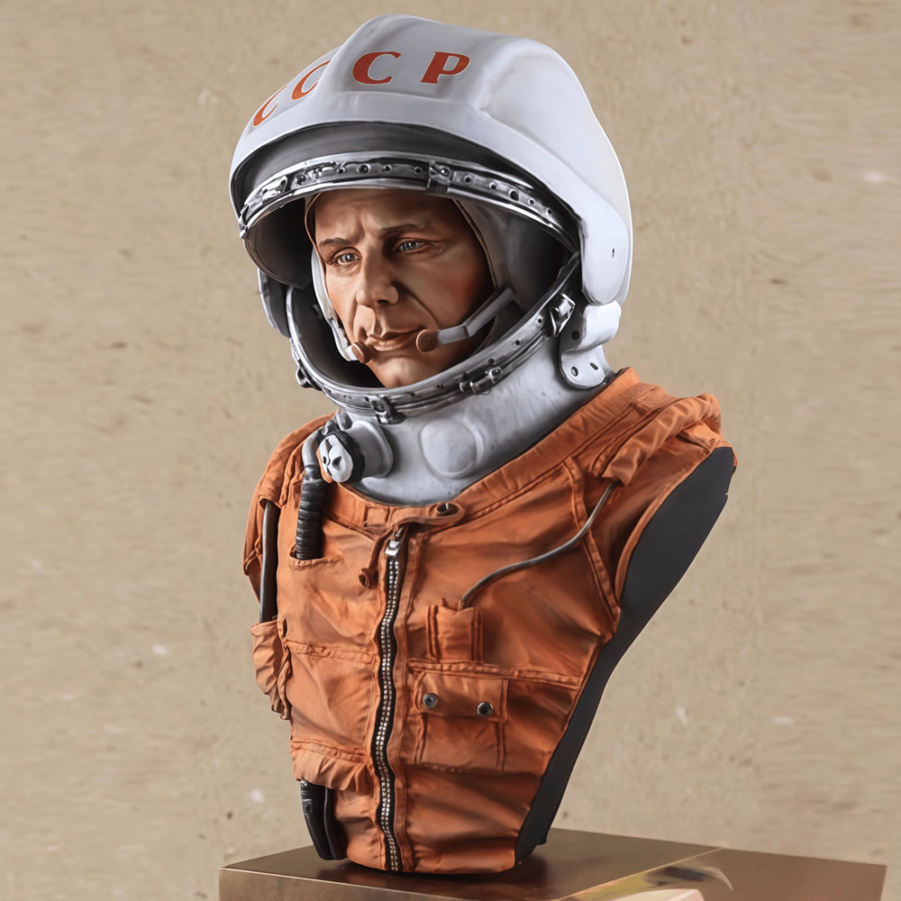 1/9 Cold War Soviet Cosmonaut in Classic Orange Spacesuit, Resin Model Bust Kit, Unassembled and Unpainted