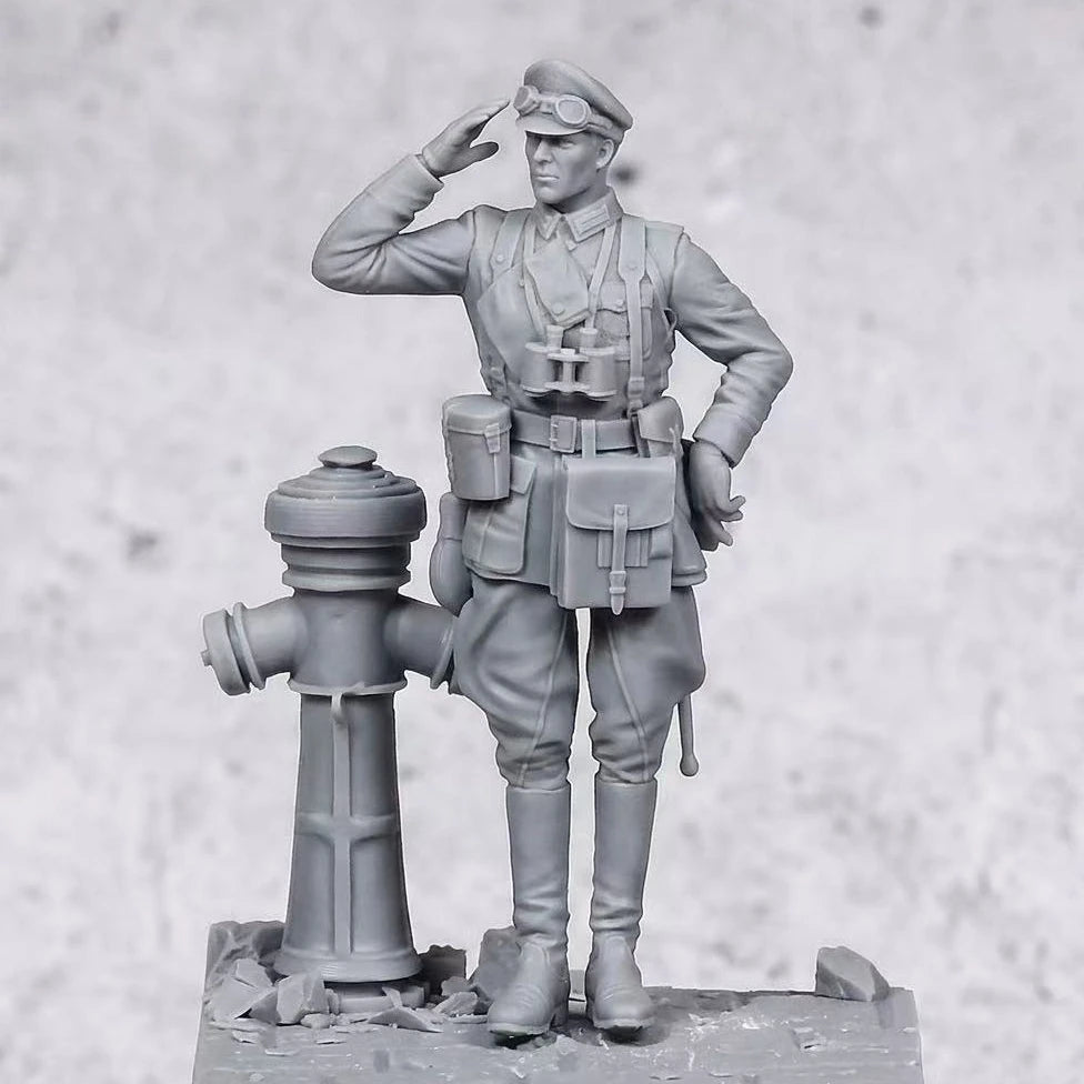 1/35 WWI German Officer Giving Salute, Resin Model Figure Kit, Unassembled and Unpainted