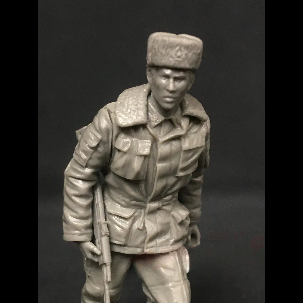 1/35 WWII Soviet Soldier Standing Alert with Rifle, Resin Model Figure Kit, Unassembled and Unpainted