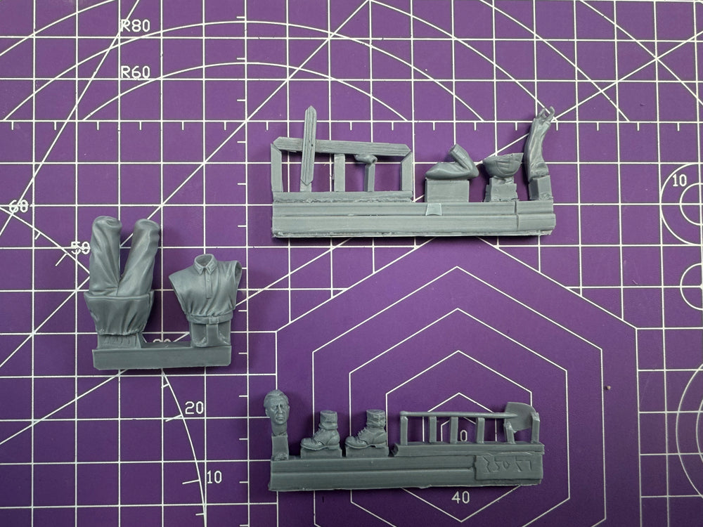1/35 WWII Soldier at Fortification, Resin Model Figure Kit, Unassembled and Unpainted