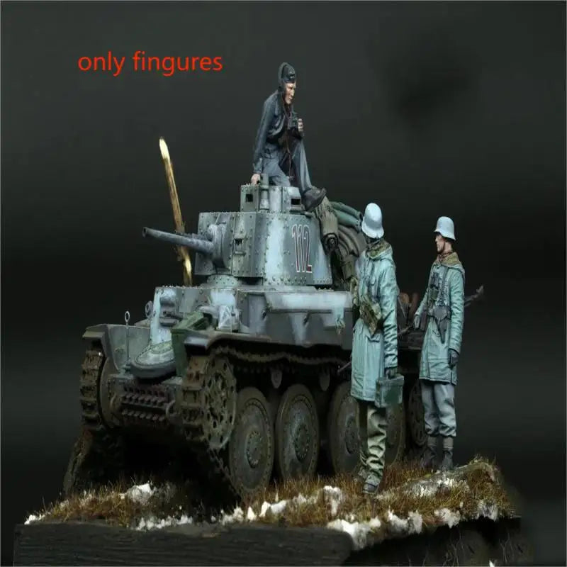 1/35 WWI Soldiers with Tank, 3 Figures, Resin Model Figure Kit, Unassembled and Unpainted
