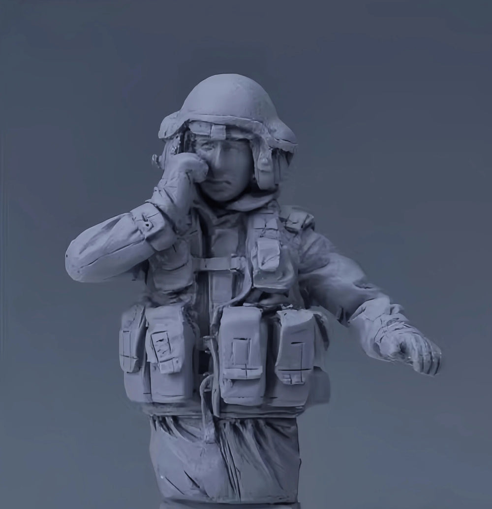 1/35 Modern Operator Adjusting Combat Optics, Resin Model Figure Kit, Unassembled and Unpainted