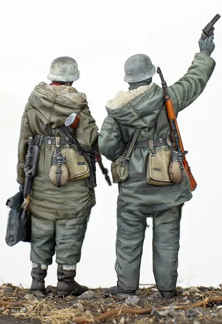 1/35 WWII German Infantry Commander Signaling Advance, 2 Figures, Resin Model Figure Kit, Unassembled and Unpainted