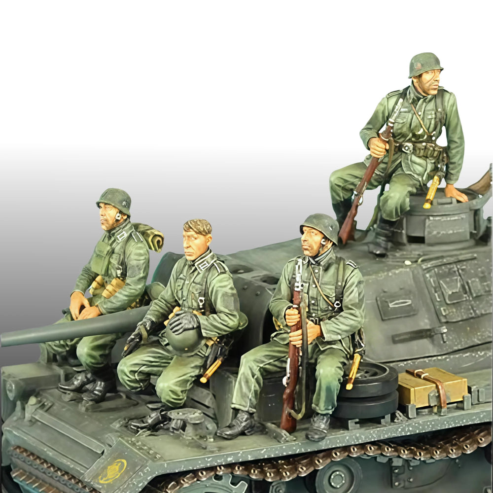 1/35 WWII German Panzer Commander and Crew, 4 Figures, Resin Model Figure Kit, Unassembled and Unpainted