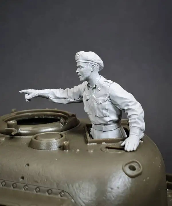 1/35 WWII Soldier on Vehicle, Resin Model Figure Kit, Unassembled and Unpainted