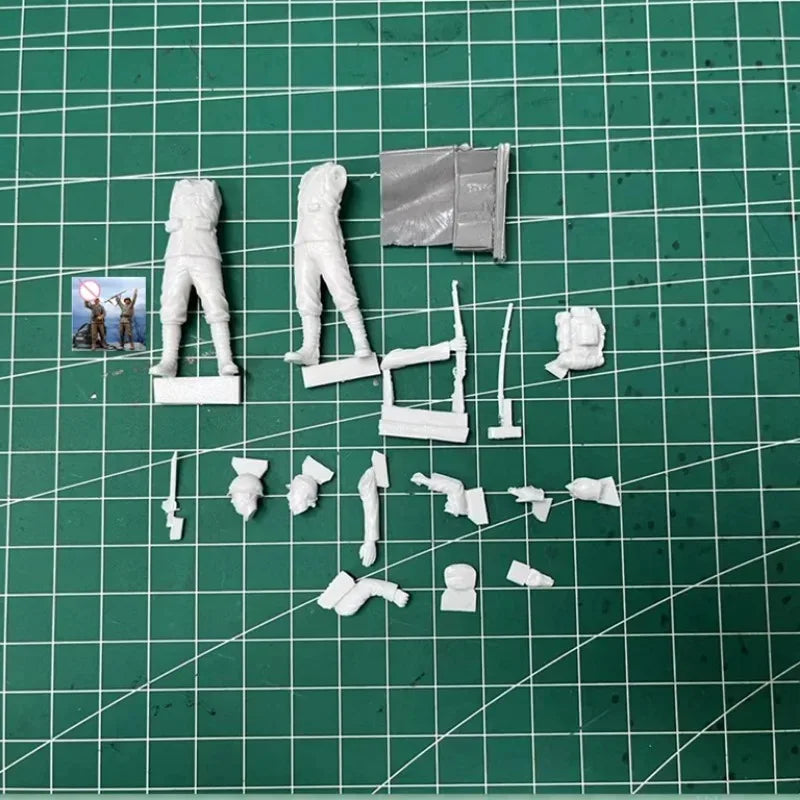 1/35 WWI Infantry Soldiers with Flag, 2 Figures, Resin Model Figure Kit, Unassembled and Unpainted