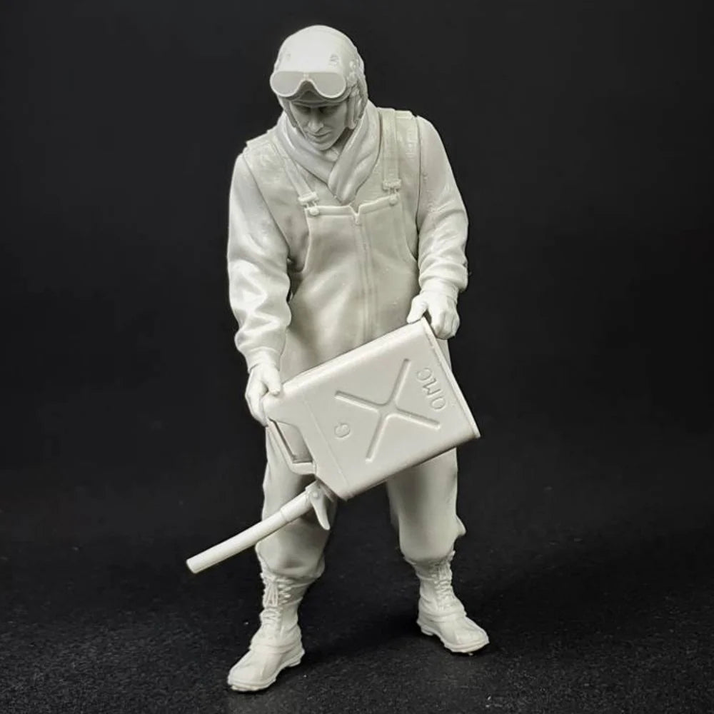 1/35 Modern Soldier with Entrenching Shovel, Resin Model Figure Kit, Unassembled and Unpainted