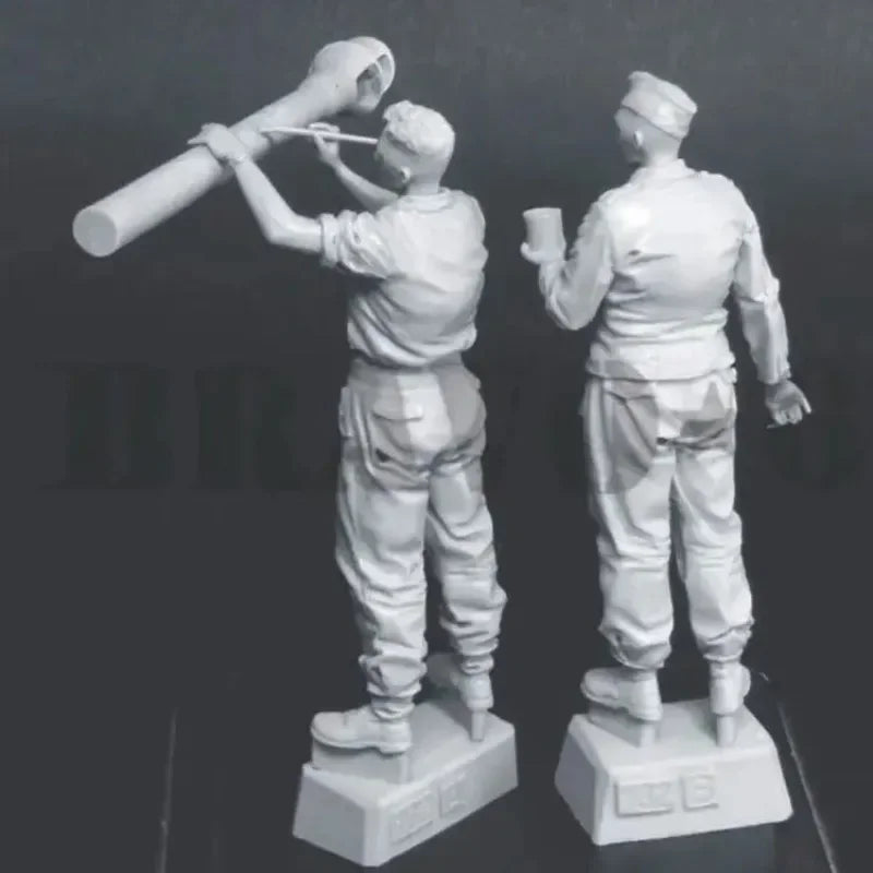 1/35 WWII German Soldiers with Anti-Tank Weapon, 2 Figures, Resin Model Figure Kit, Unassembled and Unpainted