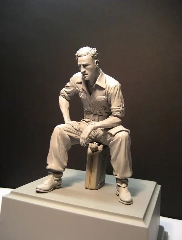 1/16 WWII American Soldier Seated on Stool, Resin Model Figure Kit, Unassembled and Unpainted