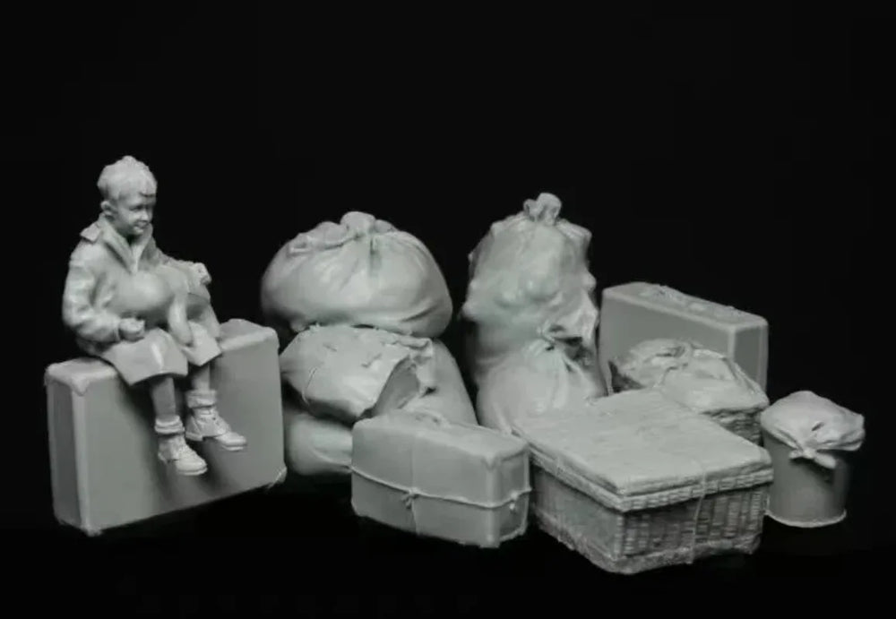 1/35 WWII Refugee Boy with Luggage, Resin Model Figure Kit, Unassembled and Unpainted