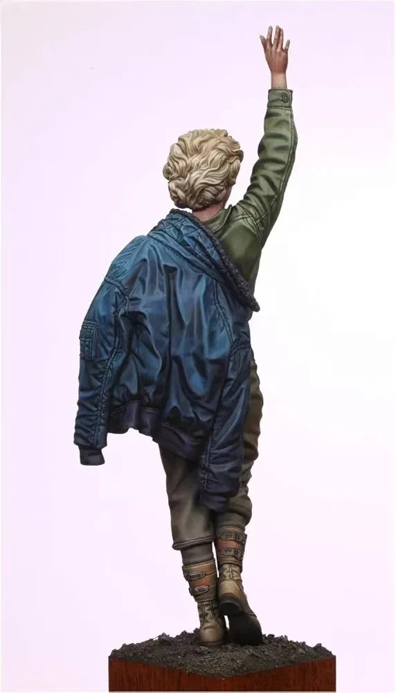 1/35 WWII Female Soldier with Raised Fist, Resin Model Figure Kit, Unassembled and Unpainted