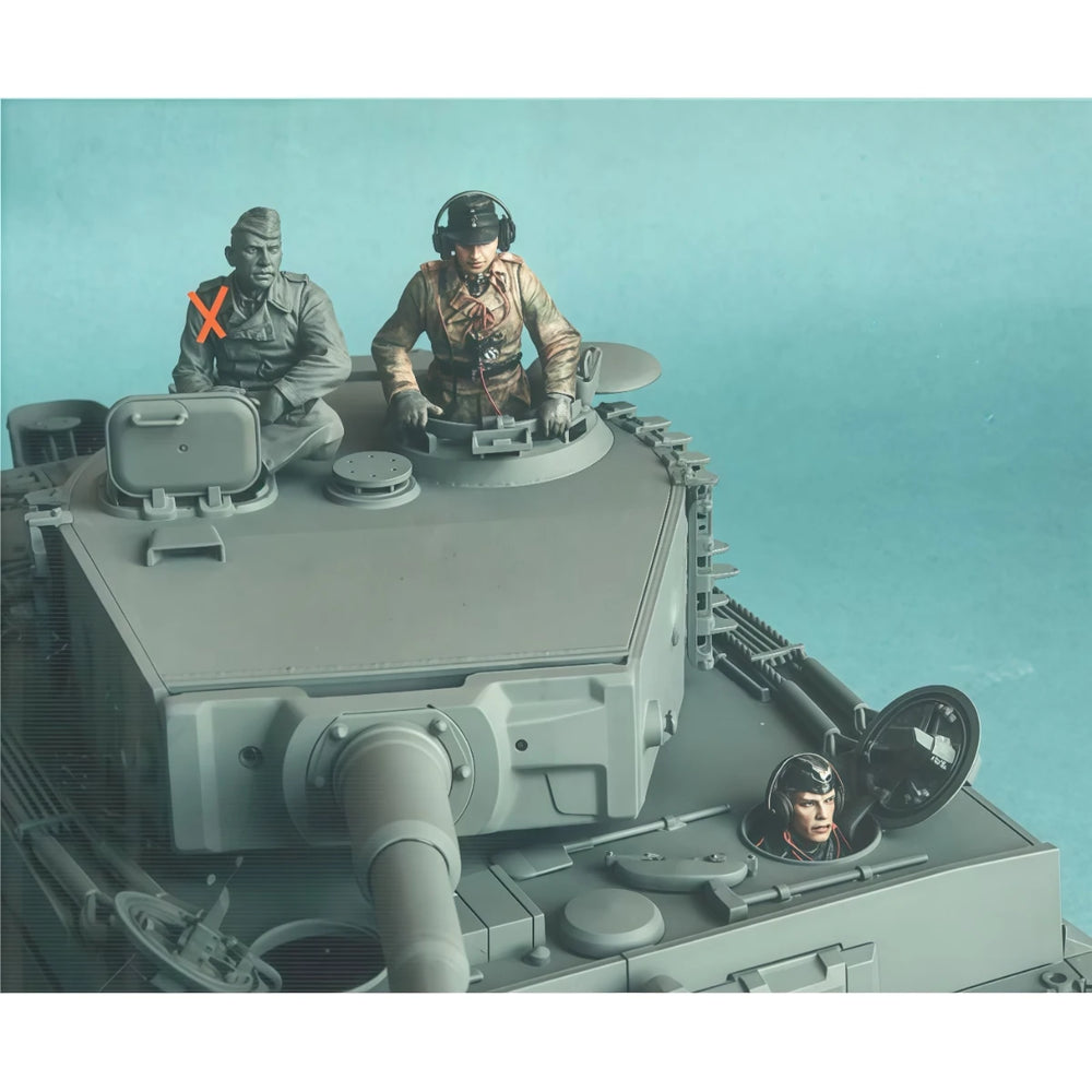 1/35 WWII German Tank Commander and Crew, 2 Figures, Resin Model Figure Kit, Unassembled and Unpainted