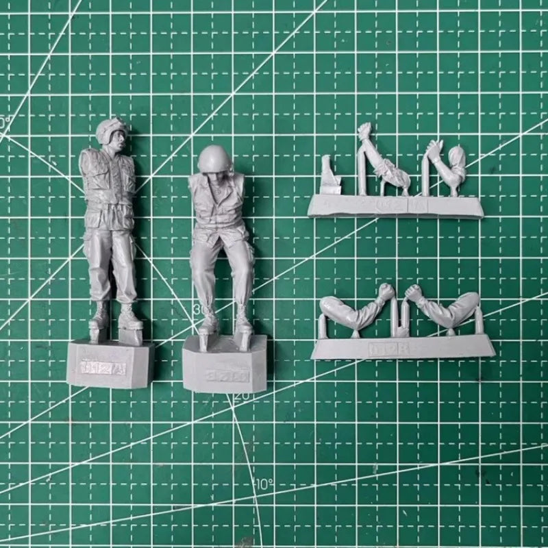 1/35 Vietnam War US Army Tank Crew, 2 Figures, Resin Model Figure Kit, Unassembled and Unpainted
