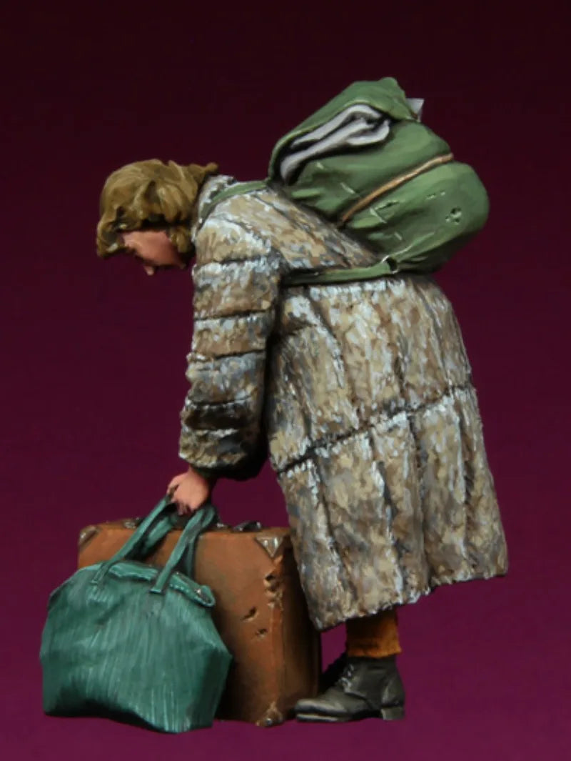 1/35 Modern European Refugee Woman with Luggage, Resin Model Figure Kit, Unassembled and Unpainted