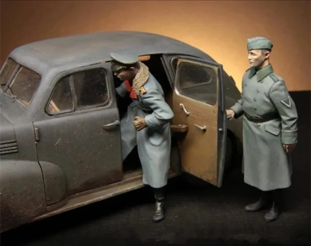 1/35 WWII German General and Driver, 2 Figures, Resin Model Figure Kit, Unassembled and Unpainted