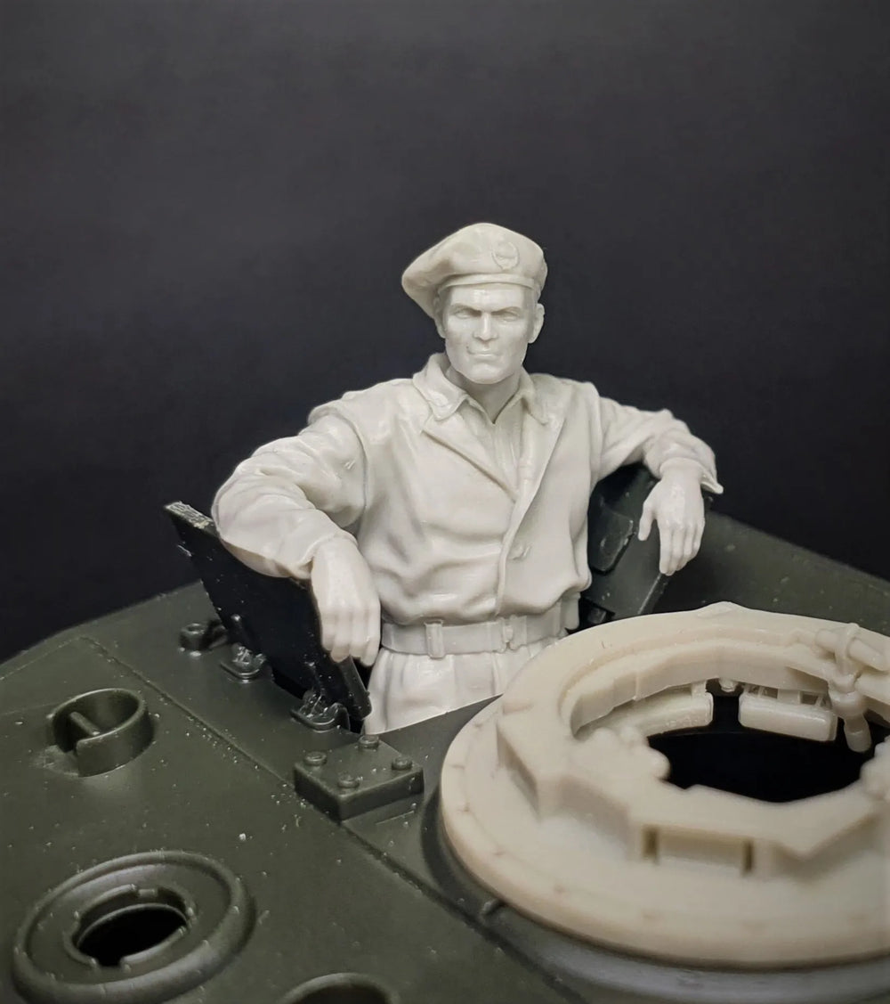 1/35 WWII German Officer Reading Map at Table, Resin Model Figure Kit, Unassembled and Unpainted