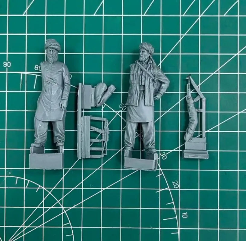 1/35 WWII Soviet Tank Crew with Telnyashka, 2 Figures, Resin Model Figure Kit, Unassembled and Unpainted