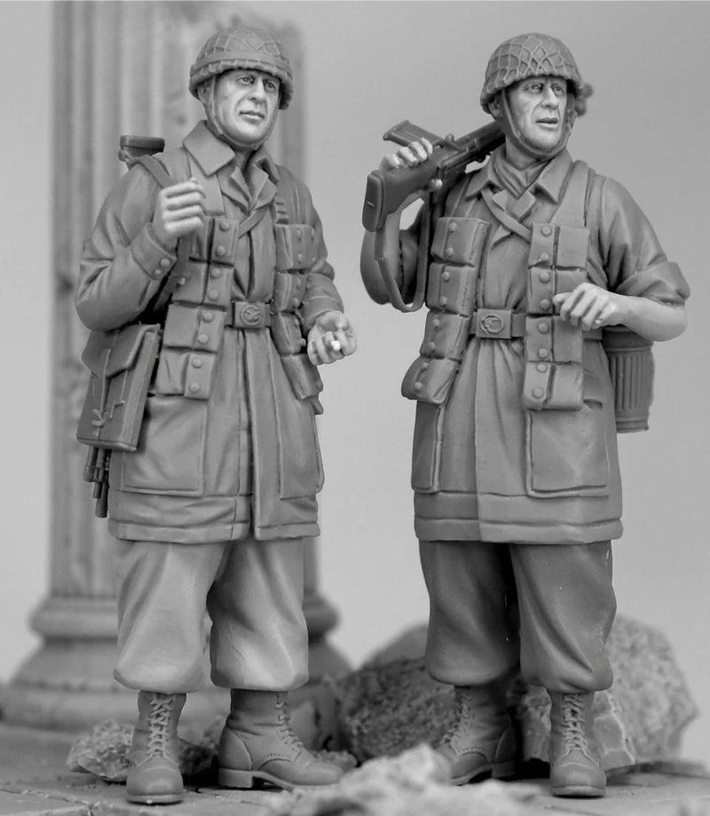 1/35 WWII German Paratroopers with Rifles, 2 Figures, Resin Model Figure Kit, Unassembled and Unpainted
