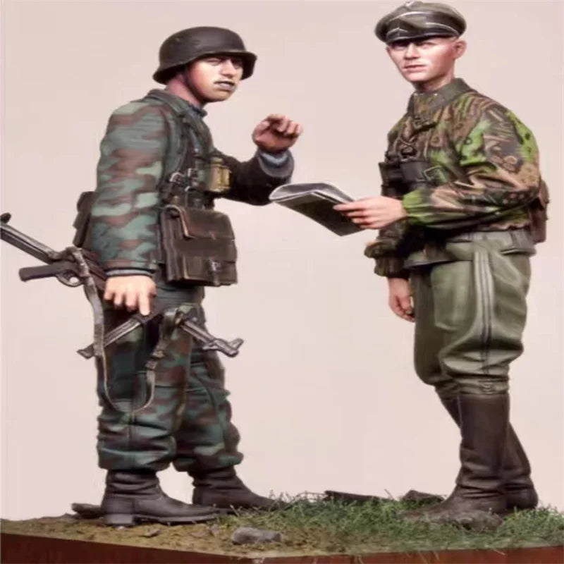 1/35 WWII German Infantry with Officers, 2 Figures, Resin Model Figure Kit, Unassembled and Unpainted