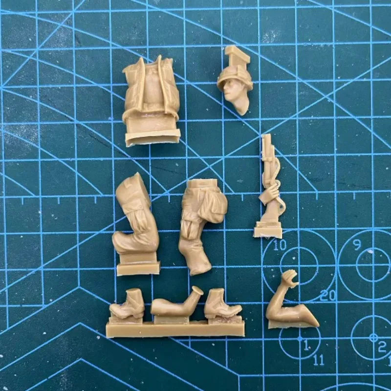 1/35 WWII US Rifleman Advancing with Rifle, Resin Model Figure Kit, Unassembled and Unpainted