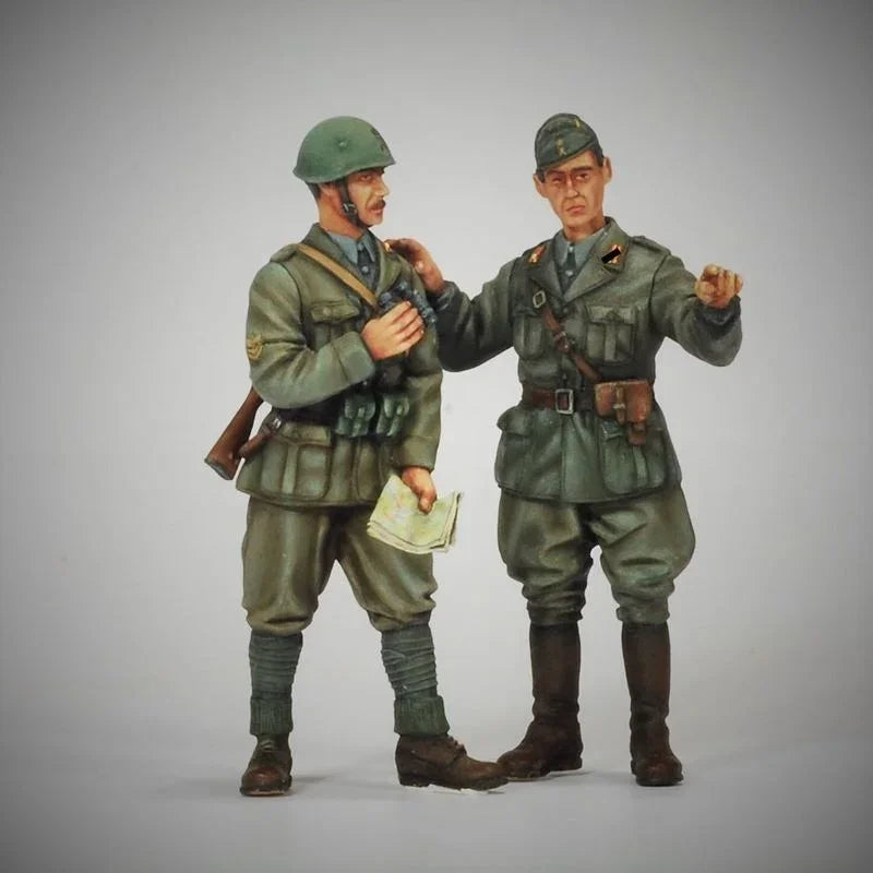 1/35 WWII Italian Officers & Soldiers, 2 Figures, Resin Model Figure Kit, Unassembled and Unpainted