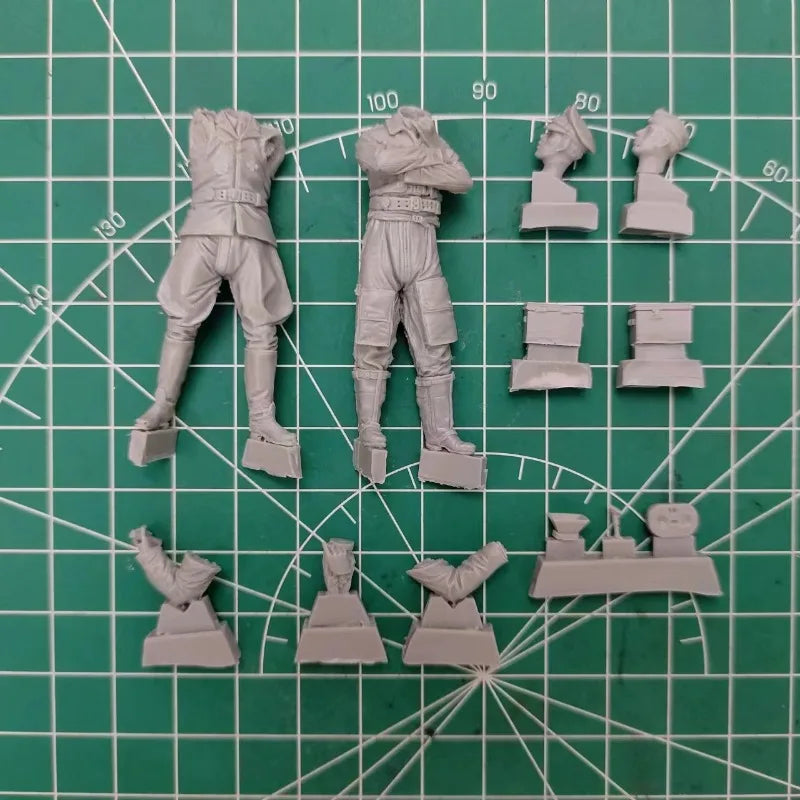 1/32 WWII Luftwaffe Pilot, 2 Figures, Resin Model Figure Kit, Unassembled and Unpainted